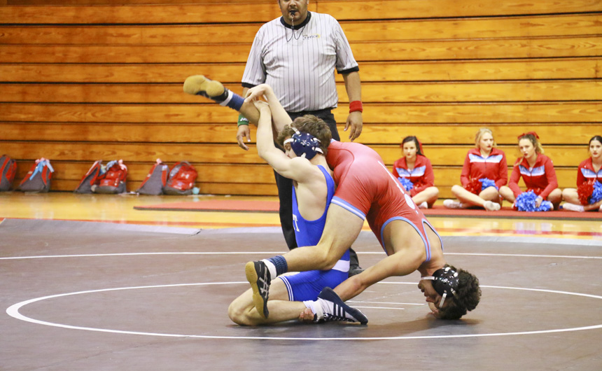 Jackson de Gruy takes control of the match on his way to a 12-7 victory.