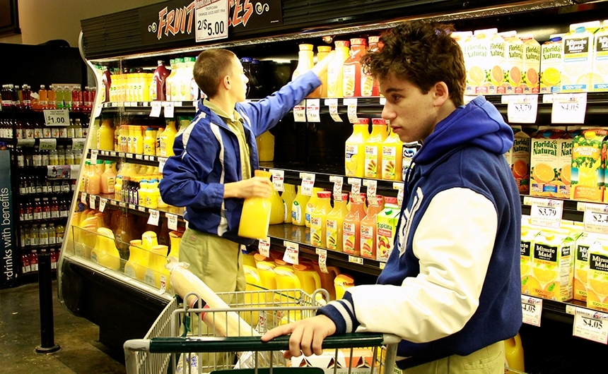 thanksgivingdrive_students_shoppingatroberts_11272013_019