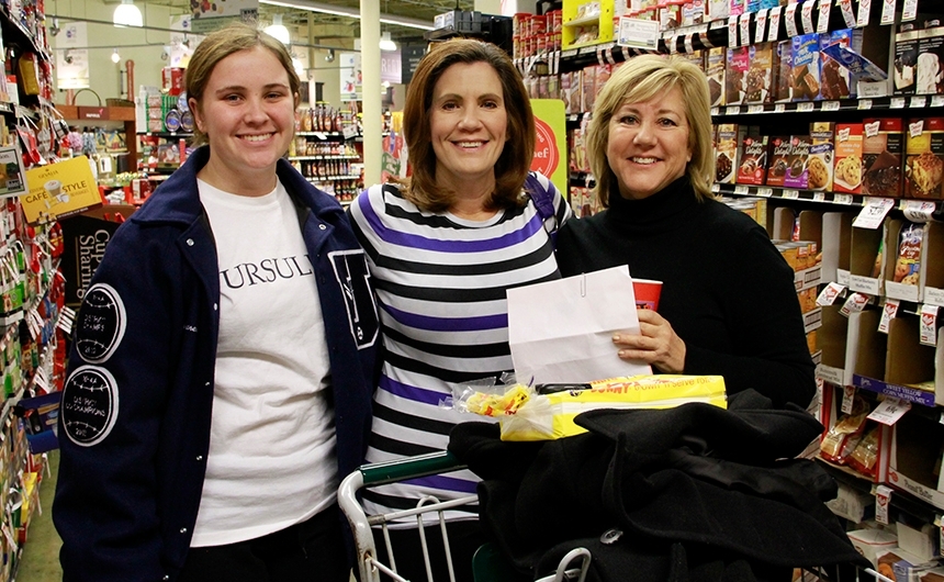 thanksgivingdrive_students_shoppingatroberts_11272013_049