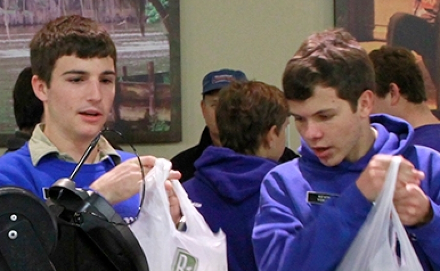 thanksgivingdrive_students_shoppingatroberts_11272013_073