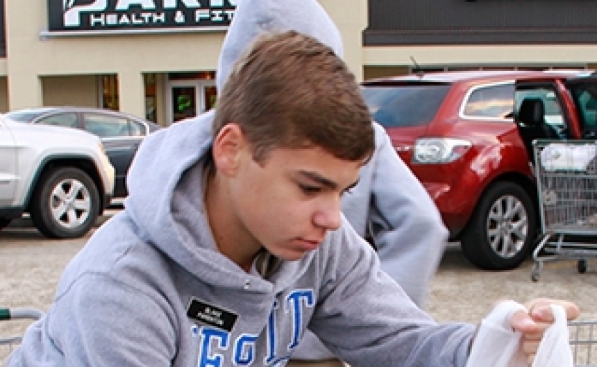 thanksgivingdrive_students_shoppingatroberts_11272013_088