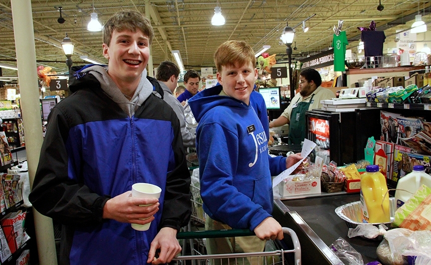 thanksgivingdrive_students_shoppingatroberts_11272013_107