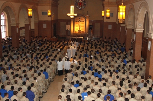 02_mass_archbishop_20131002_processional_0090