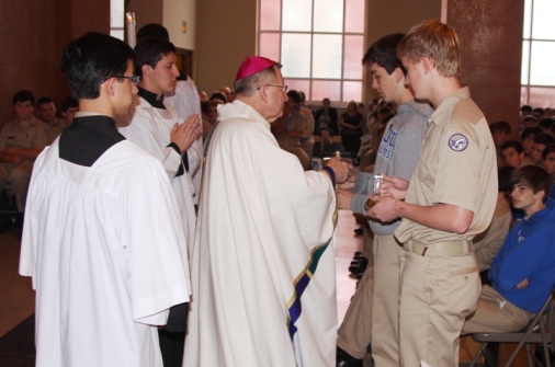 09_mass_archbishop_20131002_fuchs_westholz_gifts_0115