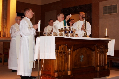 10_mass_archbishop_20131002_body-of-christ_0117