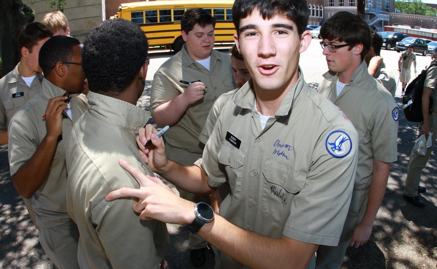 senior-week-2015_shirtsigning_04302015_03