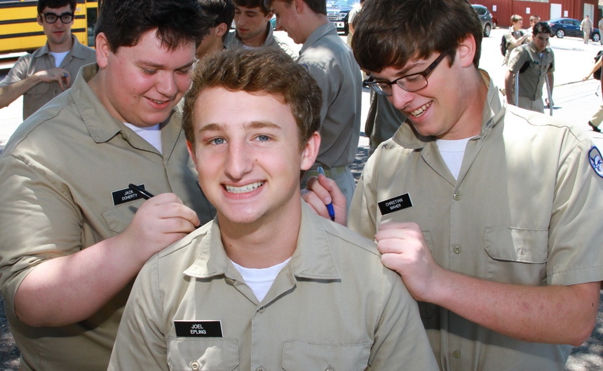 senior-week-2015_shirtsigning_04302015_04