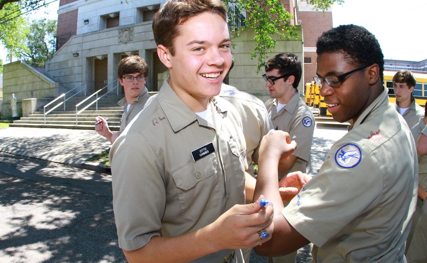 senior-week-2015_shirtsigning_04302015_05