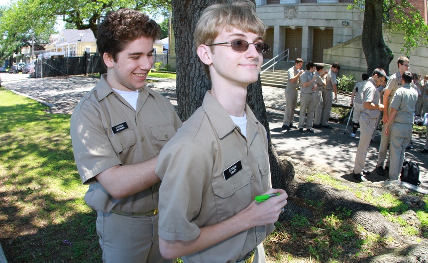 senior-week-2015_shirtsigning_04302015_06