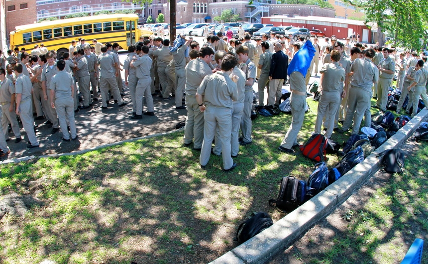 senior-week-2015_shirtsigning_04302015_07