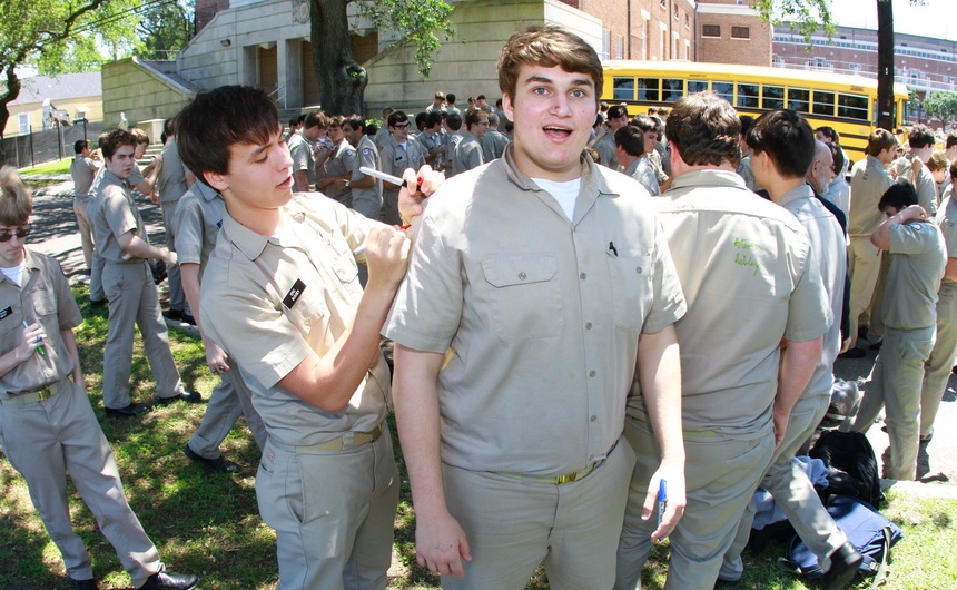 senior-week-2015_shirtsigning_04302015_08
