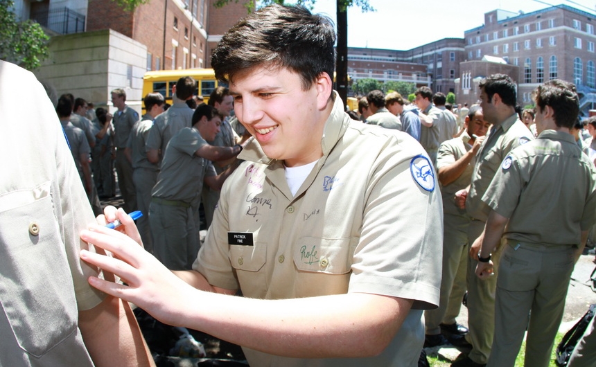 senior-week-2015_shirtsigning_04302015_09