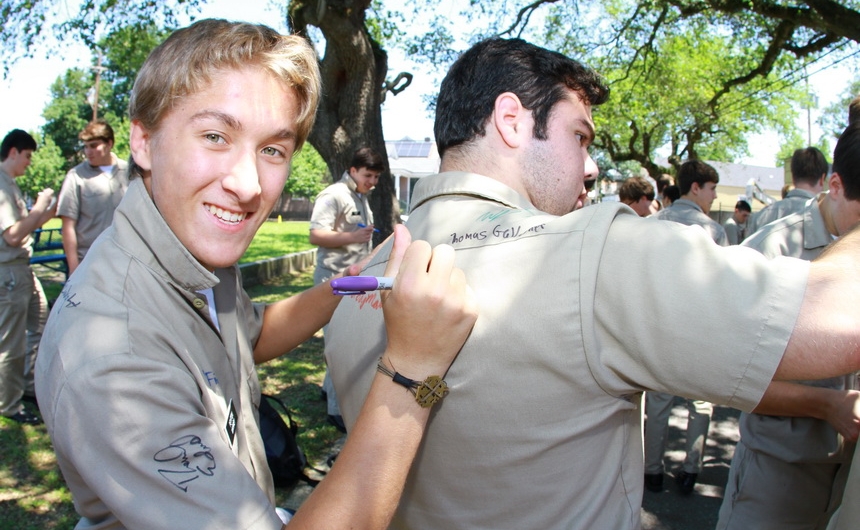 senior-week-2015_shirtsigning_04302015_10