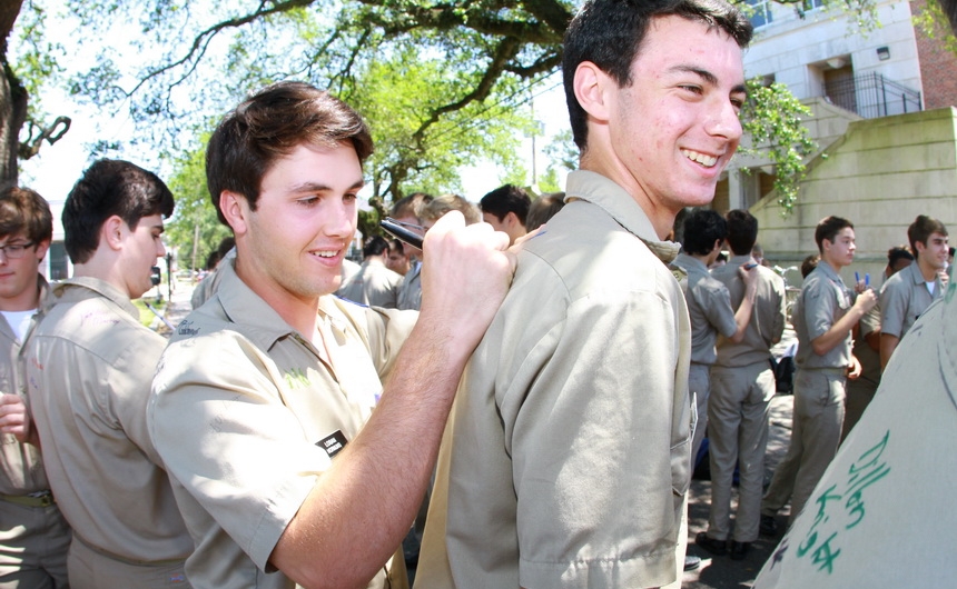 senior-week-2015_shirtsigning_04302015_12