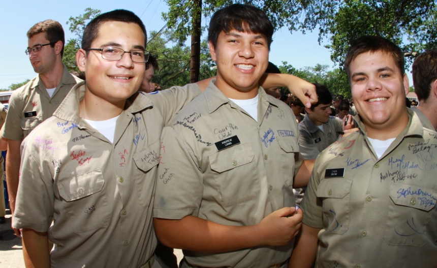 senior-week-2015_shirtsigning_04302015_16