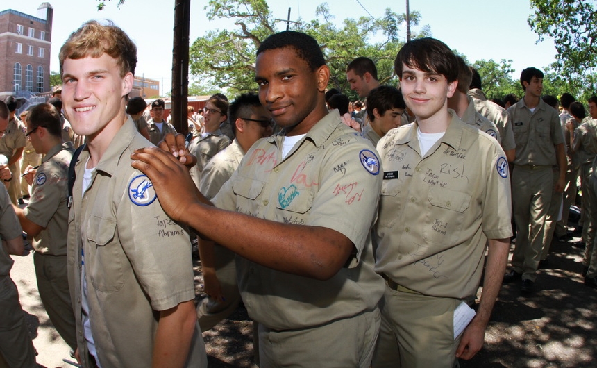 senior-week-2015_shirtsigning_04302015_17