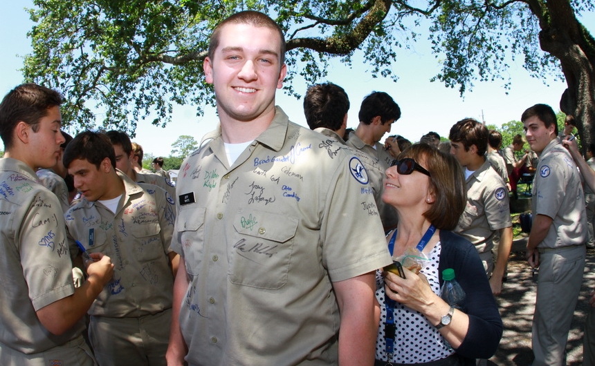 senior-week-2015_shirtsigning_04302015_18