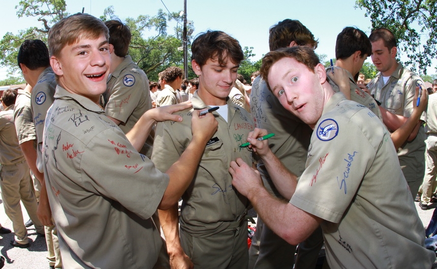 senior-week-2015_shirtsigning_04302015_19