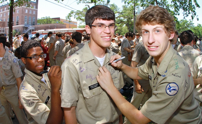 senior-week-2015_shirtsigning_04302015_23