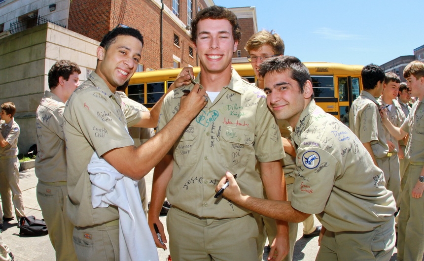 senior-week-2015_shirtsigning_04302015_26