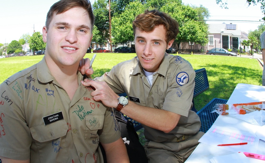 senior-week-2015_shirtsigning_04302015_28