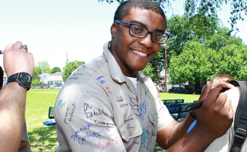 senior-week-2015_shirtsigning_04302015_30