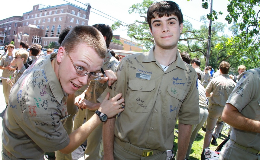 senior-week-2015_shirtsigning_04302015_31