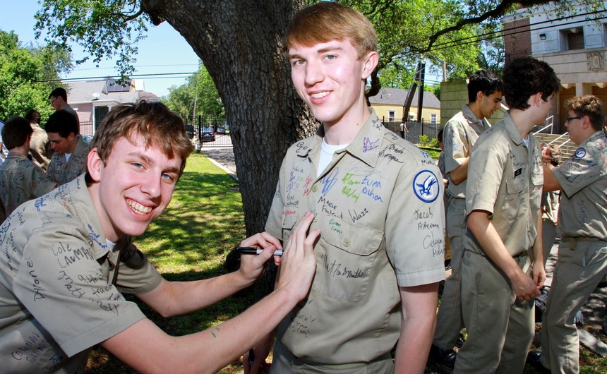 senior-week-2015_shirtsigning_04302015_32