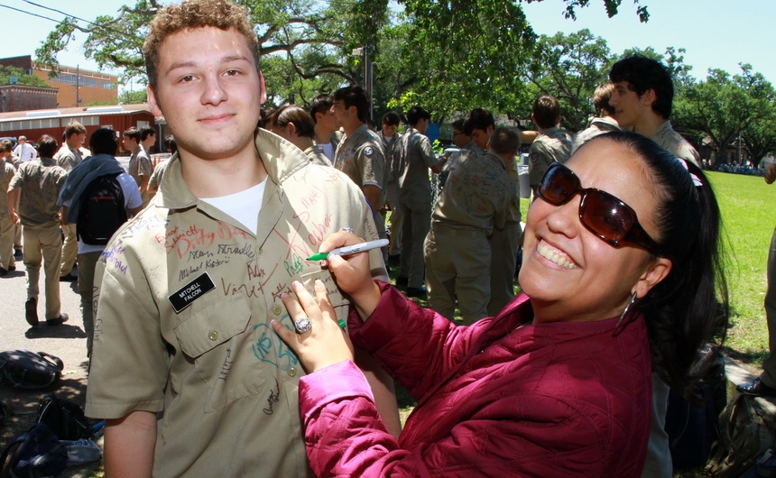 senior-week-2015_shirtsigning_04302015_35