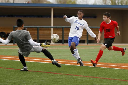alumni_soccer_day_jesuit_vs-_west_jeff_27web650